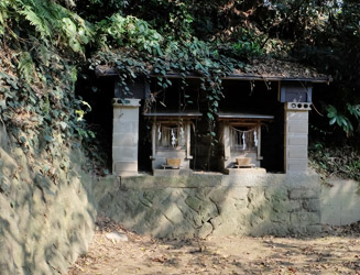 本殿の右にも境内社がある（左：海原神社、右：恵比寿神社）