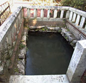 千年家の近くにある霊水「岩井の水」