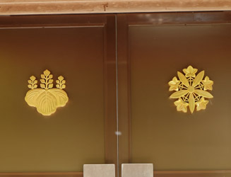 左は「五七の桐」の家紋、右は宗生寺の家紋