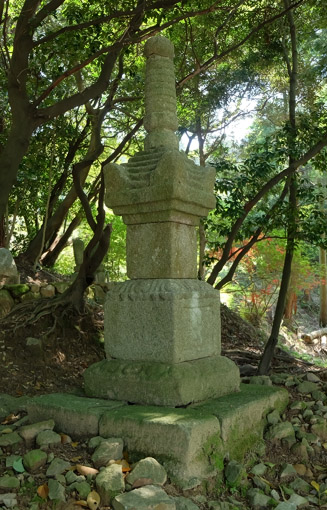 米山寺の墓とほぼ同じ宝篋印搭