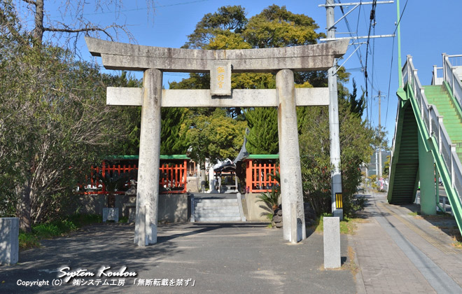 福津市の中心部からほど近い場所にある諏訪神社の一の鳥居