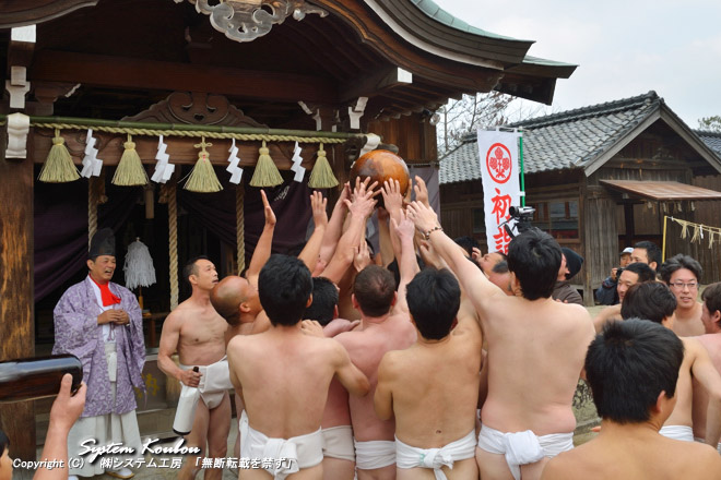 正月３日に開催される 「福間浦の玉せり」 も諏訪神社に参拝する。　左端は諏訪神社の宮司さん