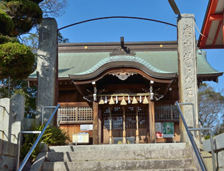 諏訪神社の拝殿。手前に注連(しめ)柱がある