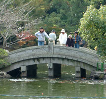 池に架かる石橋（太鼓橋）