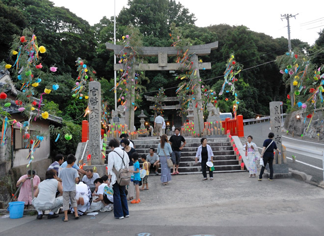 筑前大島は「天の川伝説の発祥地」と云われており、毎年８月７日には盛大に七夕祭りが行われます
