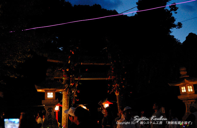 【19:40〜】　今年から始まった「赤い糸プロジェクト」天の川を挟んで織女神社（しょくじょじんじゃ）と牽牛神社（けんぎゅうじんじゃ）を赤い発光チューブで結ぶ