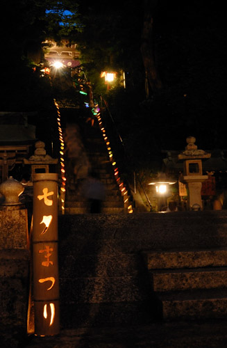 中津宮の石段の両脇にもキャンドルが灯る