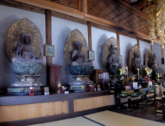 本堂には５体のりっぱな仏像が安置されている