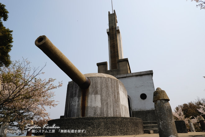 日本海海戦記念碑には三笠艦の副砲１５センチ砲身が玄界灘を向いて据え付けられている