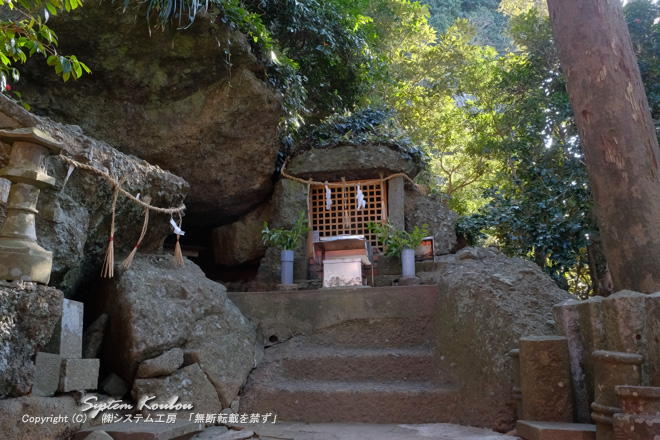 薬師神社（楯崎神社奥の院）は巨大な磐座（いわくら）がそそり立つ岩壁の下に祠（ほこら）がある