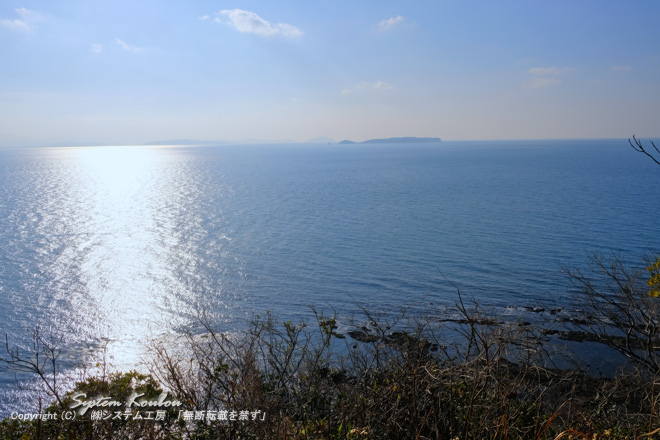 津屋崎鼻灯台（通称：親子灯台）から相ノ島が小さく見える