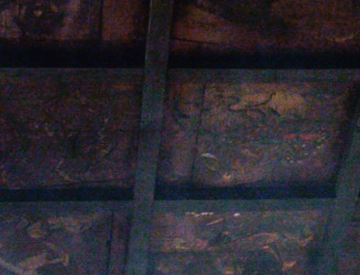 ローソクなどのススで黒くなっている本堂天井の絵