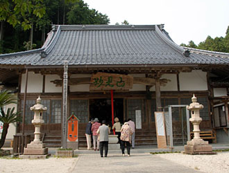 山田地蔵尊増福禅院の本堂（寺の創建は1550年代と云われています。）