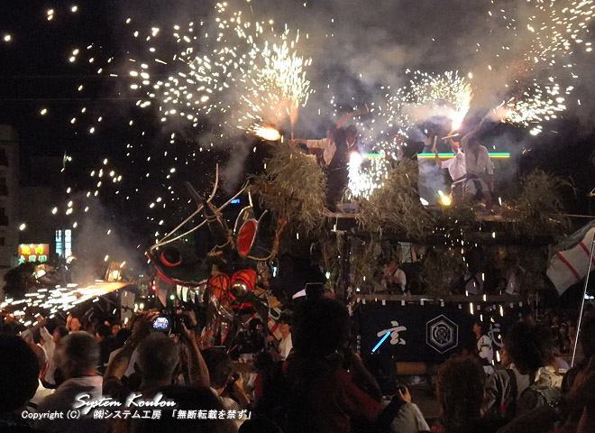 花火や煙幕は現代風であるが「大蛇山」は約３５０年前から続く歴史ある祭り
