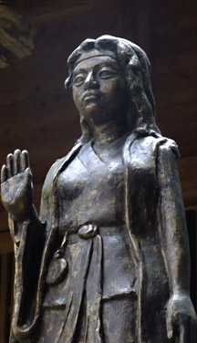 八女津媛神の像