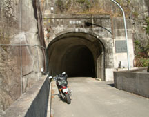 ダム堤体の両端はトンネルになっている