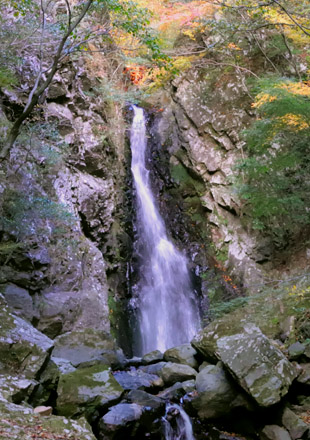 杣の里（そまのさと）渓流公園の上流にある八つ滝の一つである「幸福の滝」