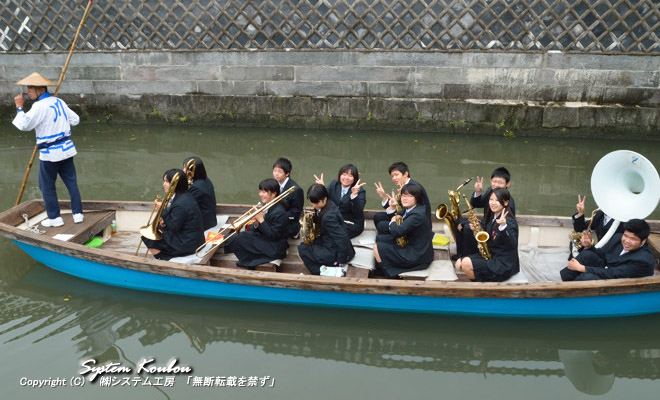 柳川高校吹奏楽部の皆さんが同伴する