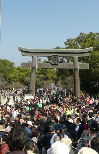 三柱神社の参道は人、人、人 でいっぱい！