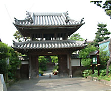 法泉寺は天正年間（1573〜1592）開山された寺で山門は重層の鐘楼門