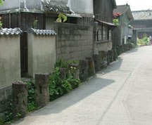 左が久留米藩と右が柳川藩の境を示す藩境石