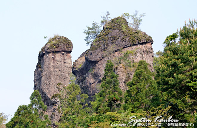 霊巌寺には日本三大奇岩である珍宝岩などの奇岩がある