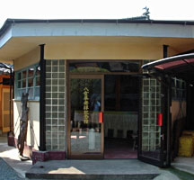 霊巌寺境内にある八女茶発祥記念館