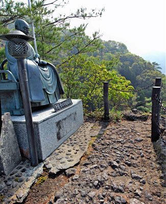 狭い座禅岩の頂上と周瑞（しゅうずい）の像