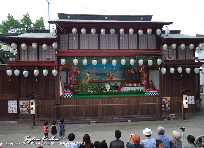 福島八幡宮の境内で毎年秋分の日前後の３日間開催される「八女燈籠人形」