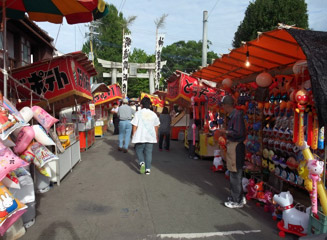 祭り期間中は福島八幡宮の参道や境内に多くの露店がでる