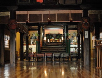 日吉神社の拝殿の中