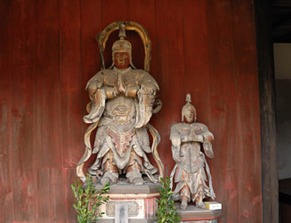 本堂の正面にある天王殿には仏像がたくさんあった
