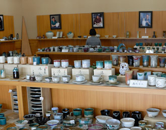 「陶芸館」には多くの上野焼が売られている