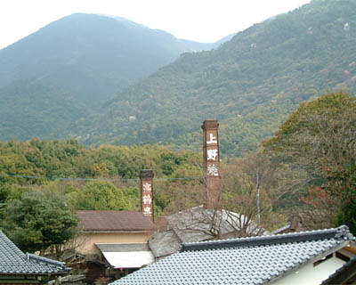 上野峡入口にある上野焼には約３０軒の窯元がある（奥が上野峡）