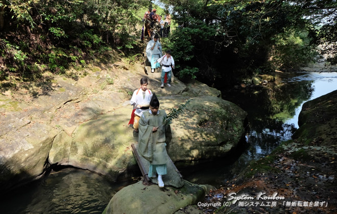 お汐井取りは神社から約１キロの所にある川で行う