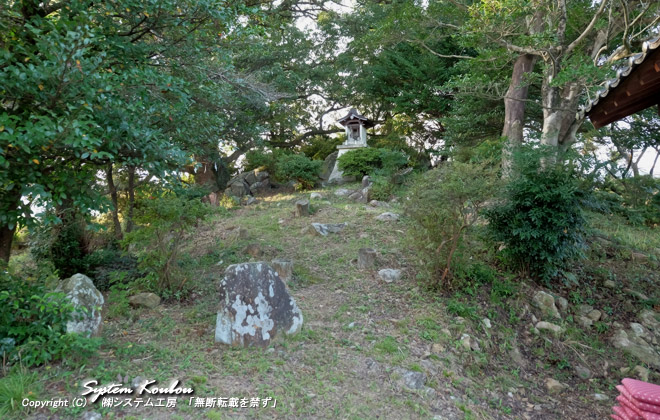 鶯塚（うぐいすづか）は大分八幡宮の飛地境内はJR筑前大分駅前にある高さ10m程の丘