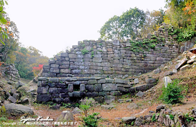 １３００年前に築かれた高さ１２ｍの城壁。ちゃんと加工された石積みで排水口もある。（御所ヶ谷神篭石の中門跡にて）