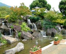 福智山ろく花公園の入口にある滝