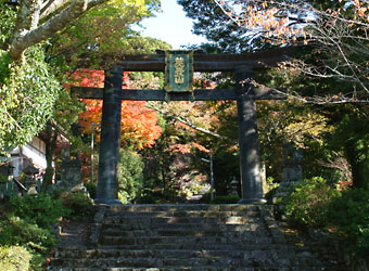 英彦山神宮（英彦山神社）の参道入口近くにある銅の鳥居