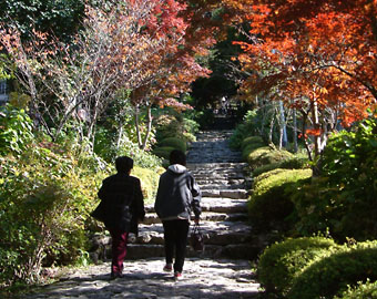 英彦山神社の参道周辺には雪舟庭園や宝篋印塔（ほうきょういんとう）がある