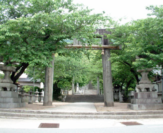 香春神社入口の鳥居（一の鳥居）（桜の木が多く花見の名所でもある）