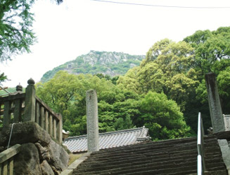 香春神社は香春岳（一の岳）のすぐ下にある
