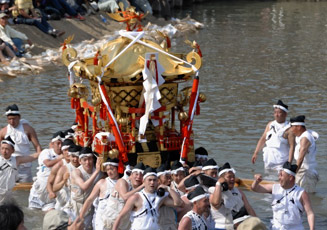 御輿と山笠が川に入るのがこの祭りの特徴