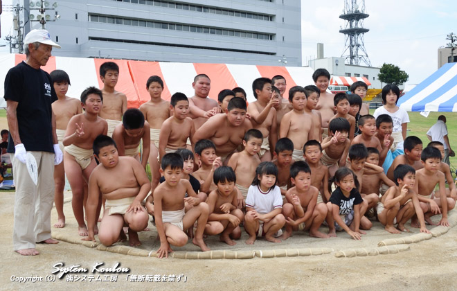 【13:40頃】 ちびっこ相撲大会出場者の記念写真