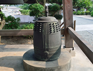 江戸時代初期に造られた梵鐘（ぼんしょう）は県指定有形文化財