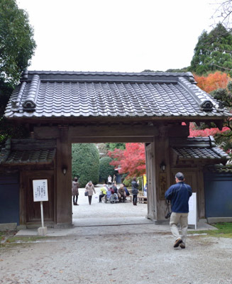 麻生大浦荘の入口の重厚な門