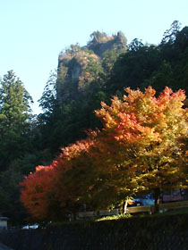 高住神社付近の紅葉と奇岩