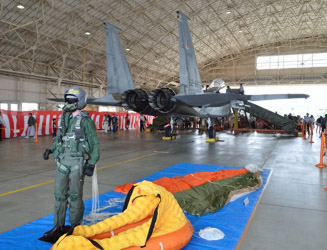  F-2格納庫の中の展示