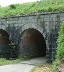 内田三連橋梁はの川上と下部は石積みで強化されている